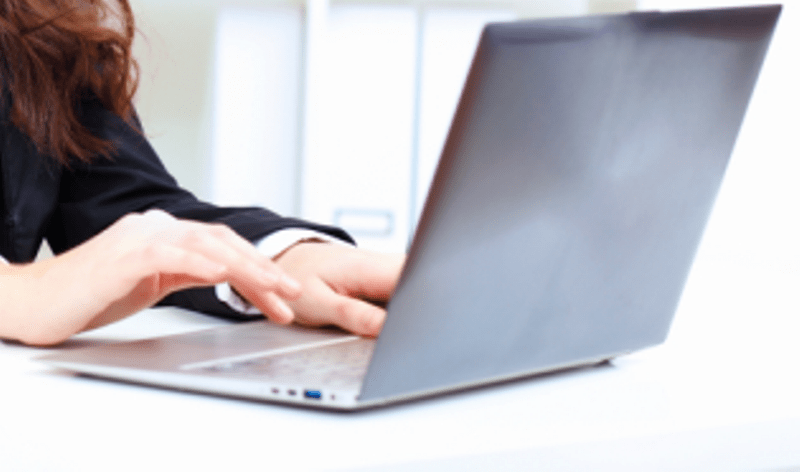 facebook-laptop-job-femeie