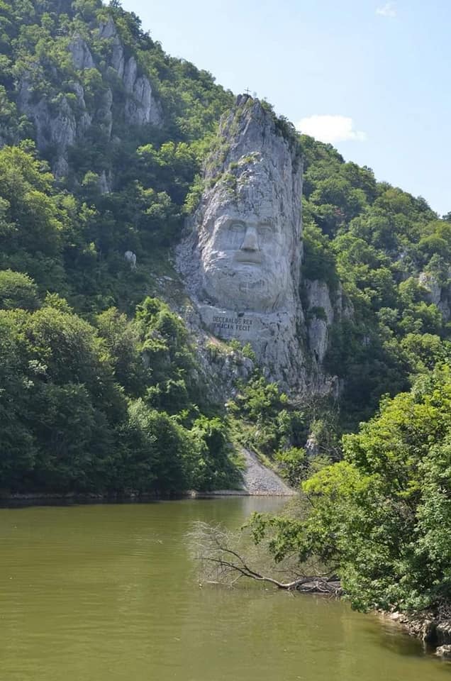 sub pasii dacilor de carolina baldea