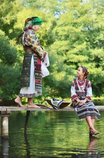 mandre-s fetele la noi de sandu chiva.jpg