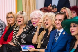 Poza╠å frontal invitat╠ªi