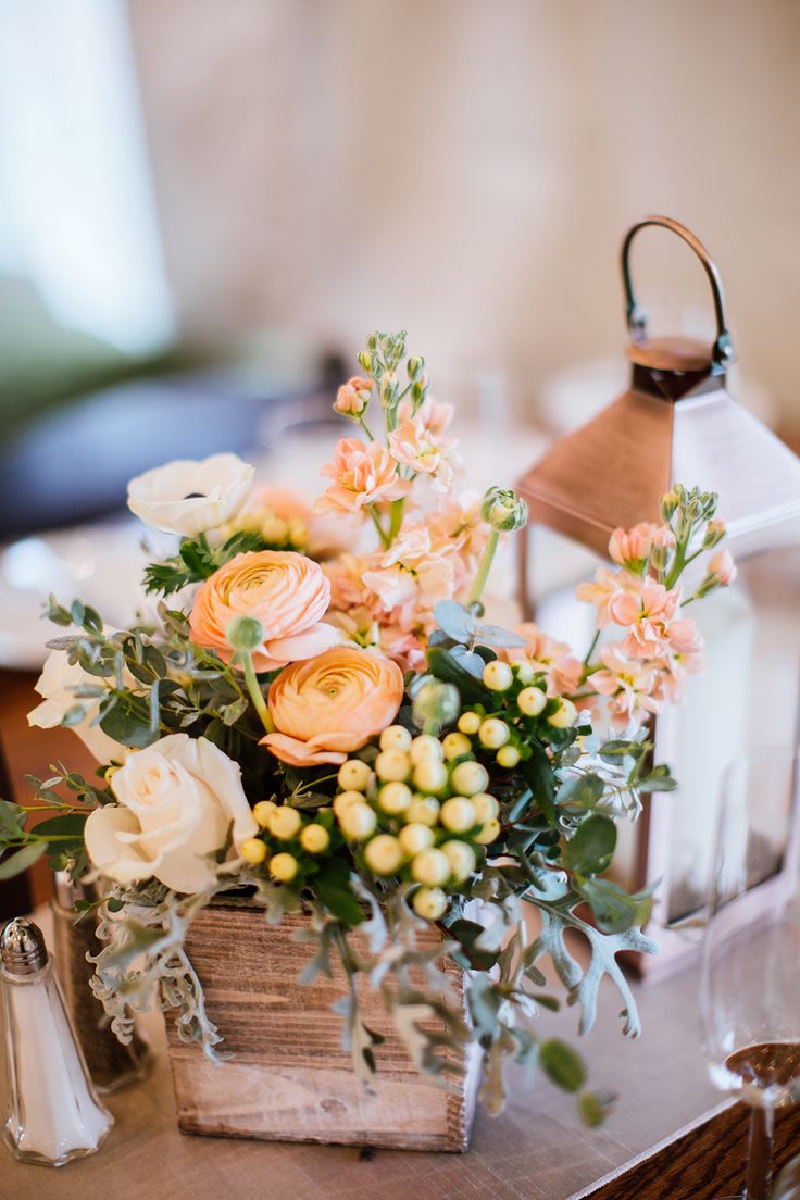 Weddings-Flower-Arrangements-peach-wedding-flowers-in-a-cute-rustic-flower-box
